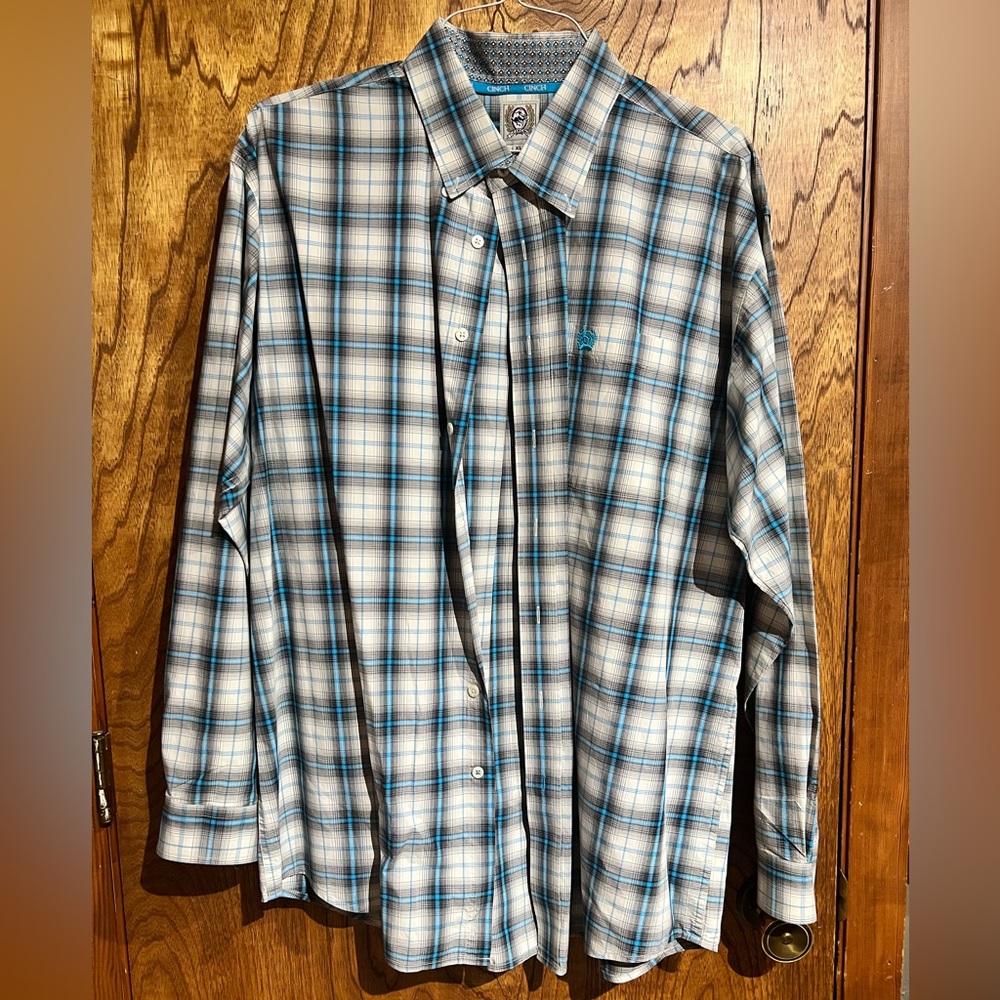 Men’s Long-Sleeved Cinch button up shirt.